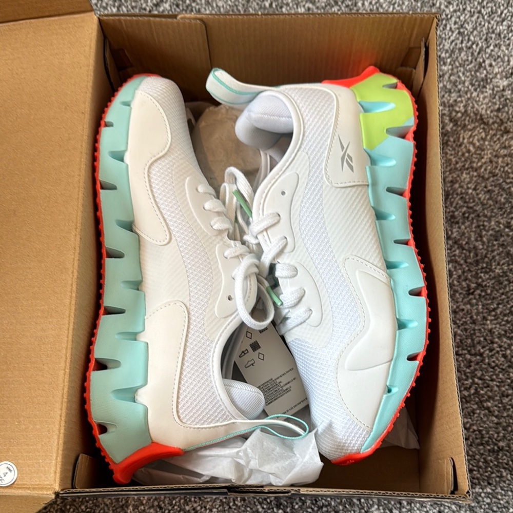 *Never worn, still in box* Reebok Women’s Zig Dynamica Sneakers